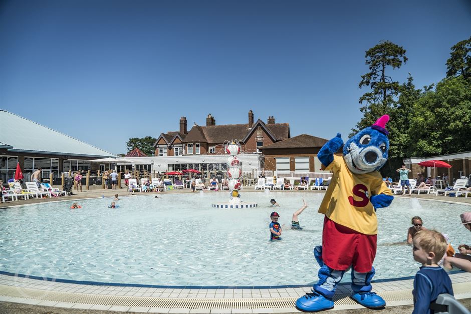 hoburne swimming pool opening times
